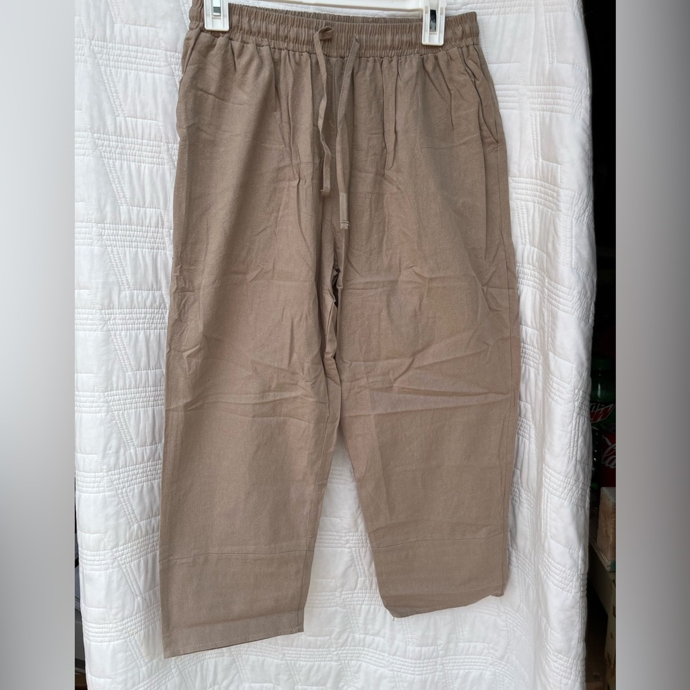 Medium khaki capris